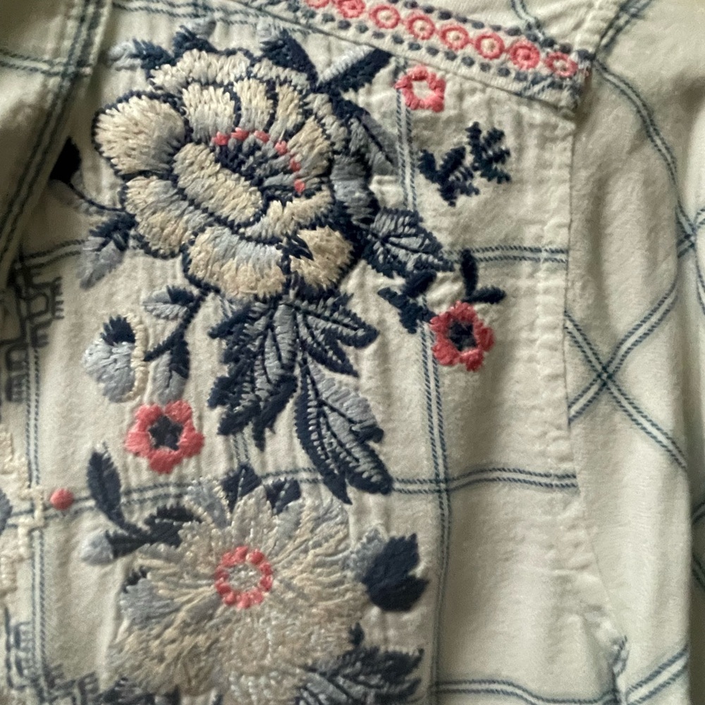 Johnny Was Floral Embroidered Button Down Shirt 💗💙